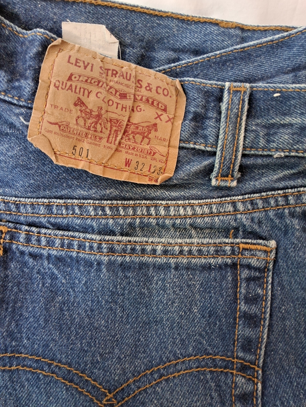 Vintage Levi's Men’s Blue Straight-Leg Denim Jeans with Contrast Stitching